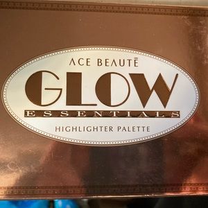 Stunning highlighter palette